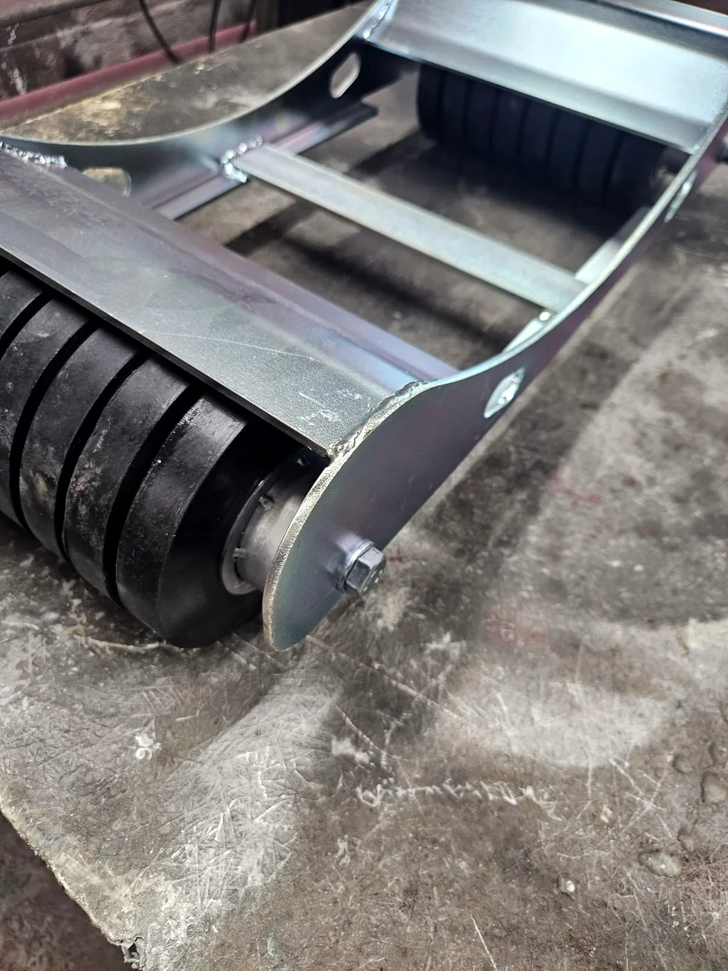 Heavy-duty recovery skate on a workshop bench