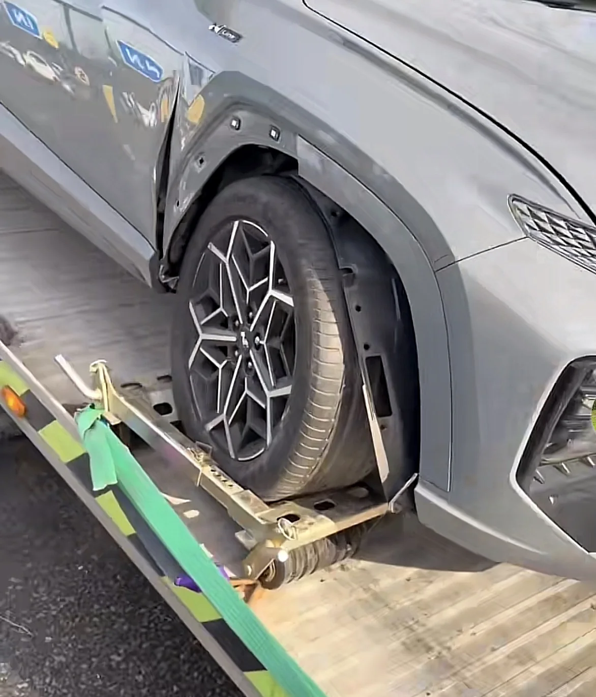 Vehicle wheel supported by a recovery skate on the bed