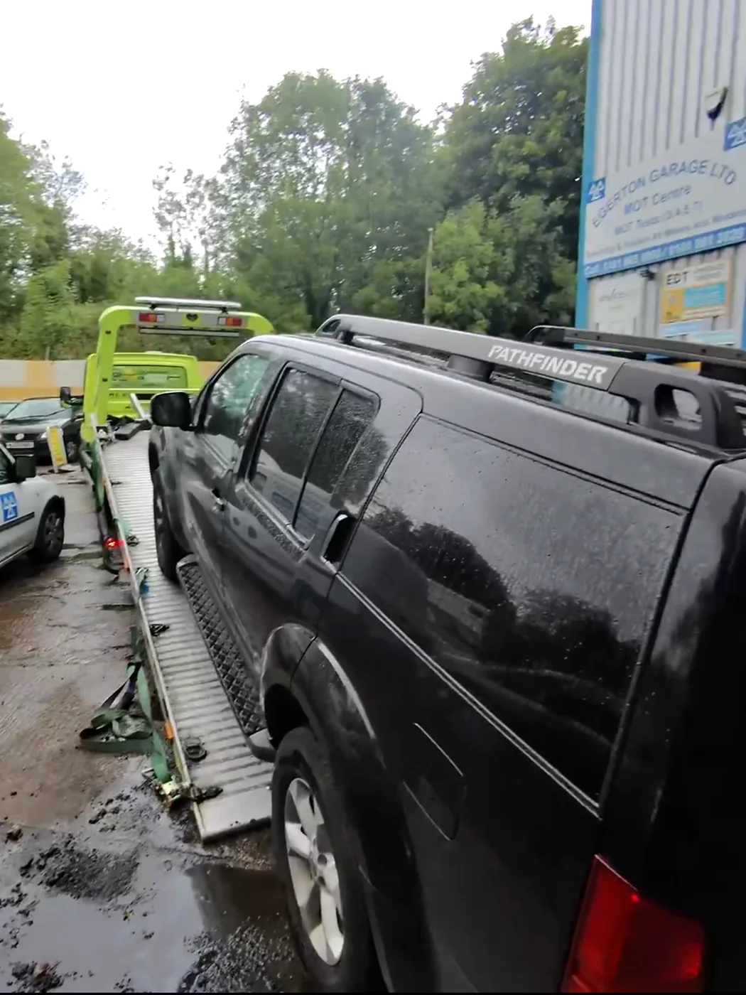 Close view of an SUV positioned at a recovery bed
